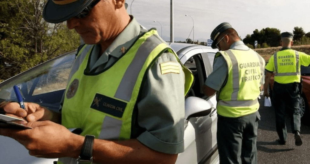 guardias civiles de tráfico poniendo multas