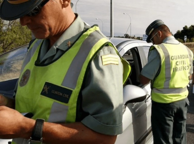 guardias civiles de tráfico poniendo multas